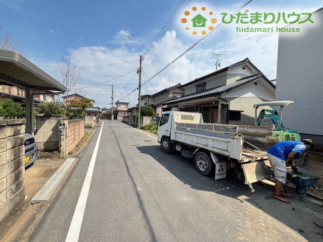 深谷市岡里　第2期　新築一戸建て　クライン　01の前面道路含む現地写真|敷地前の道路様子です！十分な道路幅が確保されており視界もクリアなため、お車の出し入れやすれ違いもスムーズに行えます！毎日の通勤やお出かけの際もストレスなく快適に運転していただけます♪