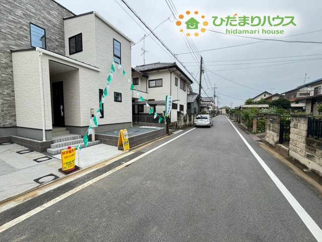 深谷市岡里　第2期　新築一戸建て　クライン　01の前面道路含む現地写真|敷地前の道路様子です！十分な道路幅が確保されており視界もクリアなため、お車の出し入れやすれ違いもスムーズに行えます！毎日の通勤やお出かけの際もストレスなく快適に運転していただけます♪