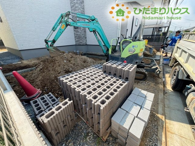 深谷市岡里　第2期　新築一戸建て　クライン　01の駐車場|敷地内にしっかり確保された駐車場スペースです！ゆとりある広さでお車の駐車もラクラク行えます！自転車やバイクを置くスペースとしてもご活用いただけますので、毎日の移動がとっても便利ですね♪