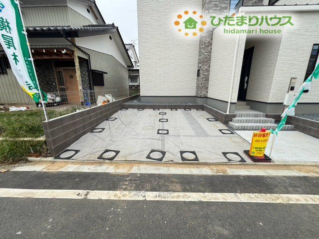 深谷市岡里　第2期　新築一戸建て　クライン　01の駐車場|敷地内にしっかり確保された駐車場スペースです！ゆとりある広さでお車の駐車もラクラク行えます！自転車やバイクを置くスペースとしてもご活用いただけますので、毎日の移動がとっても便利ですね♪