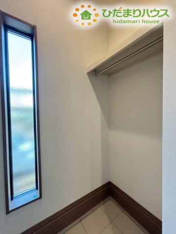 深谷市岡里　第2期　新築一戸建て　クライン　01の収納|玄関脇に設置された便利な土間収納スペースです！ベビーカーや部活動の道具、アウトドア用品などもサッと綺麗に収納していただけます！玄関まわりを常にすっきり美しく保てる嬉しい設備ですね♪