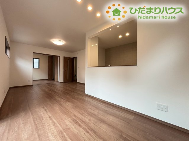 深谷市岡里　第2期　新築一戸建て　クライン　01の居間・リビング|キッチンスペースとひと続きになった開放的なLDKです！お料理中もご家族との会話が弾み、お子様の様子もしっかり見守れて安心！みんなが自然と集まりたくなる居心地の良い雰囲気が魅力的です♪
