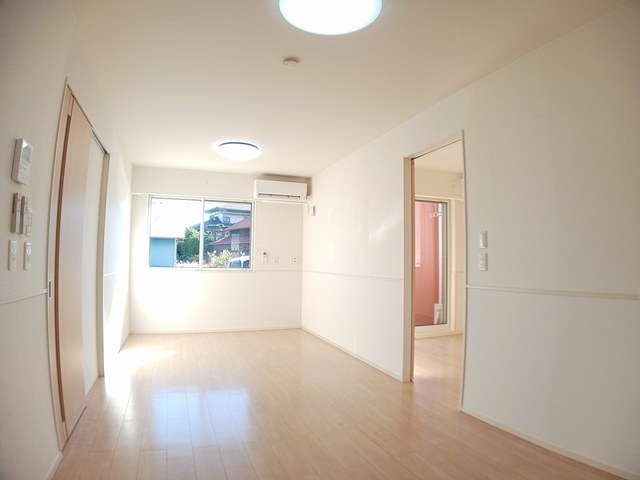 藤沢市石川３丁目のアパートの居間・リビング