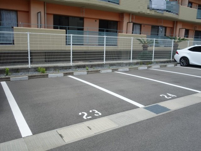 シーサイドヌーベル重の駐車場