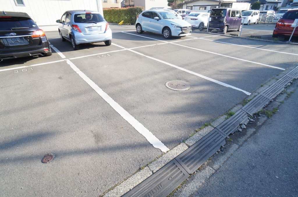フォーブール馬場町の駐車場