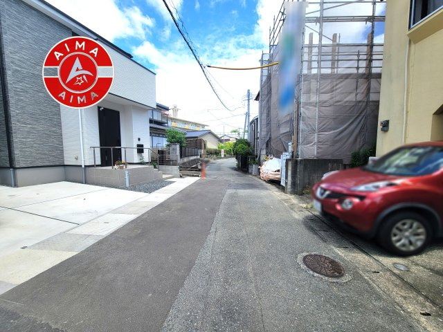 福岡市東区香椎駅東1丁目第1-1棟（A号棟）の前面道路含む現地写真|前面道路は閑静な住宅地をはしる車通りの少ない道路。お車の出し入れが苦手なママや小さなお子様にも安心ですね。しっかり舗装もされているので、ベビーカーや自転車で通っても快適に通行できます。