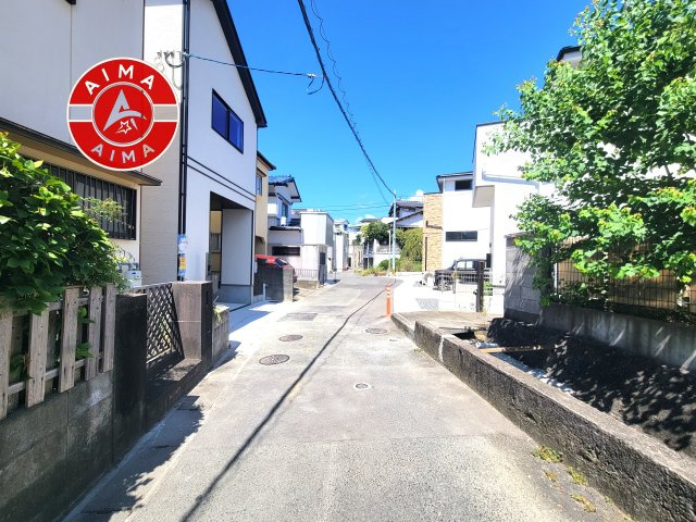 福岡市東区香椎駅東1丁目第1-1棟（A号棟）の前面道路含む現地写真|前面道路は閑静な住宅地をはしる車通りの少ない道路。お車の出し入れが苦手なママや小さなお子様にも安心ですね。しっかり舗装もされているので、ベビーカーや自転車で通っても快適に通行できます。