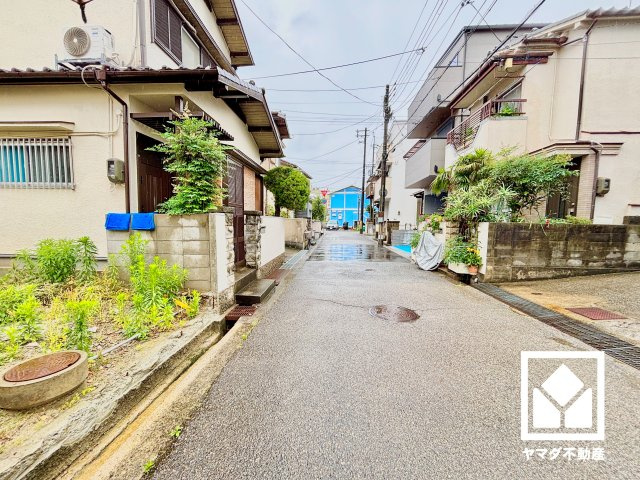 尼崎市稲葉荘１丁目の前面道路含む現地写真|「デイリーヤマザキ稲葉荘1丁目店」まで徒歩2分、「グルメシティ西大島店」まで徒歩3分、「キリン堂尼崎大庄北店」まで徒歩7分など、お買い物施設が徒歩圏内に複数あり便利な住環境です。