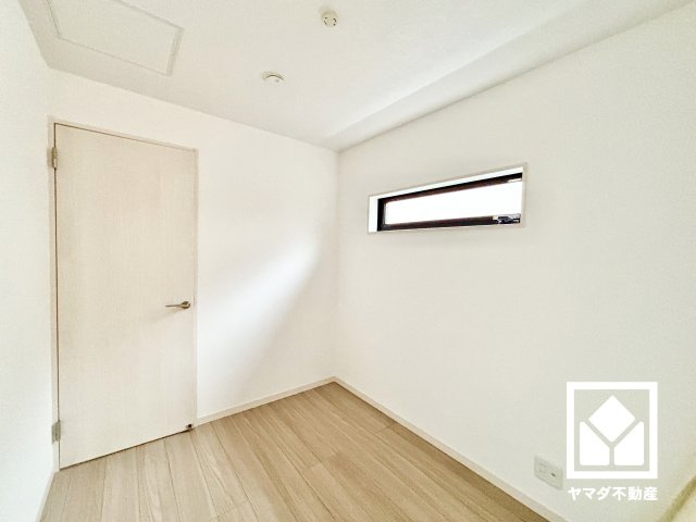 尼崎市稲葉荘１丁目の収納|約3.7帖の1階納戸です。収納としては勿論、テレワークスペースや趣味のお部屋などとしてもご活用いただけます。