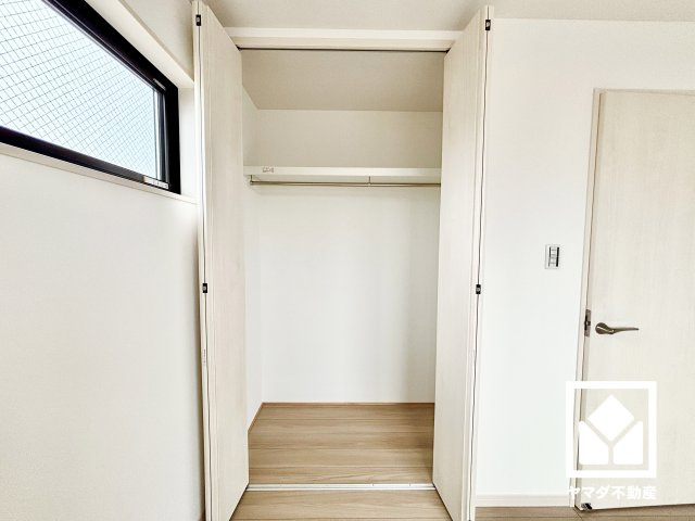 尼崎市稲葉荘１丁目の収納|クローゼットは奥行きがあるので、収納力も申し分ありません。お洋服はもちろん、スーツケースなどの大物もしっかり収納できます。