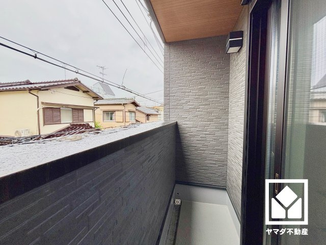 尼崎市稲葉荘１丁目のバルコニー|バルコニーが2階と3階に合計3か所ございますので、お洗濯物をたっぷりと干す事ができます。