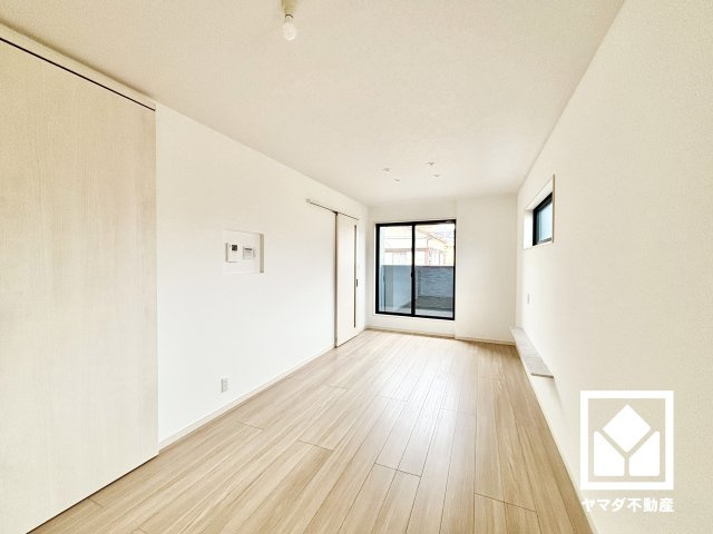 尼崎市稲葉荘１丁目の居間・リビング|プライバシー・採光に配慮された2階リビングです。家族全員がリラックスできる、ゆったりとした快適リビングで温かい団らんの時間を。