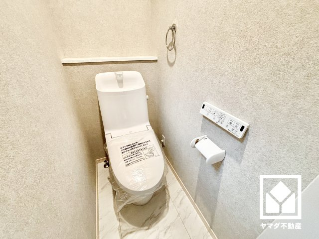 尼崎市稲葉荘１丁目のトイレ|明るく清潔感溢れるトイレです。温水洗浄便座付きで、季節を問わずいつでも温かい便座をお使いいただけます。