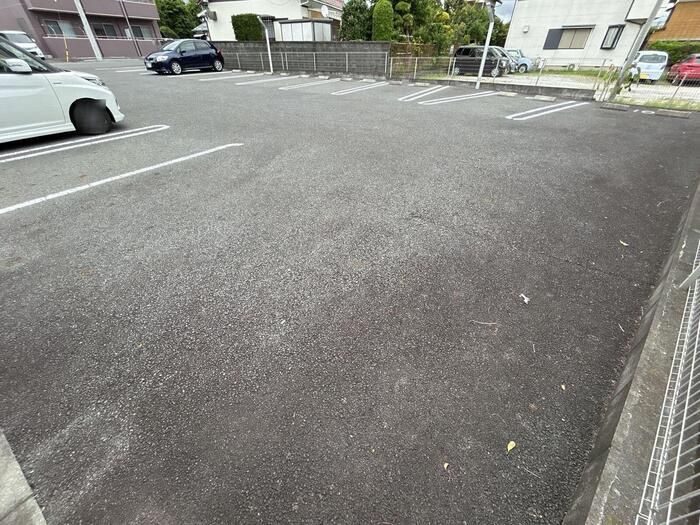 ウエスト フィールド　D棟の駐車場