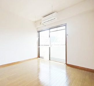 【居間・リビング】 | グローリ春愛 | 洋室のお部屋です。