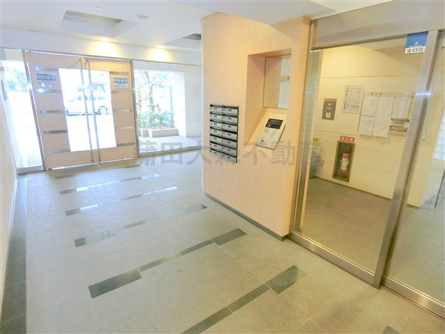 メインステージ蒲田Ⅲのエントランス|エントランス　防犯カメラ宅配BOXのあるエントランス