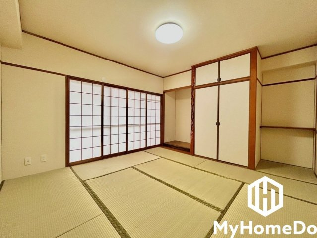 プレジデント浄心の和室|ゆとりのある押入れには、ご家族の季節の衣類などを収納して頂けます。