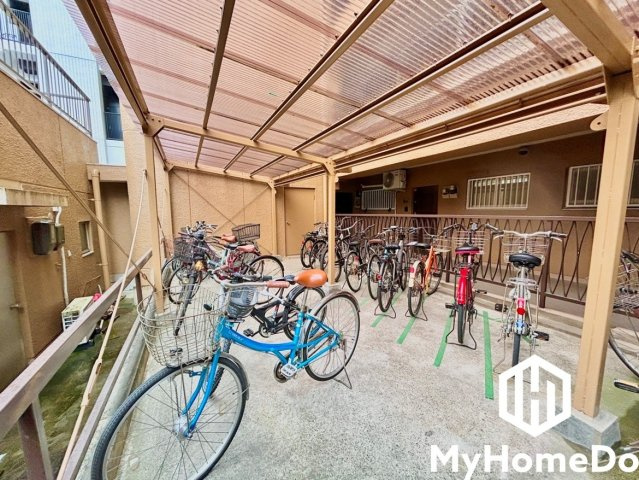 プレジデント浄心の駐輪場|屋根付きなので、雨や風、直射日光から自転車を守ることができます。