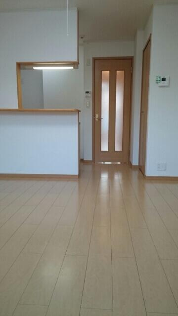 狛江市東和泉２丁目のアパートの居間・リビング