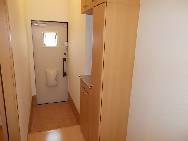 狛江市東和泉２丁目のアパートの玄関
