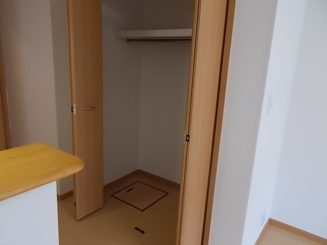 狛江市東和泉２丁目のアパートの収納