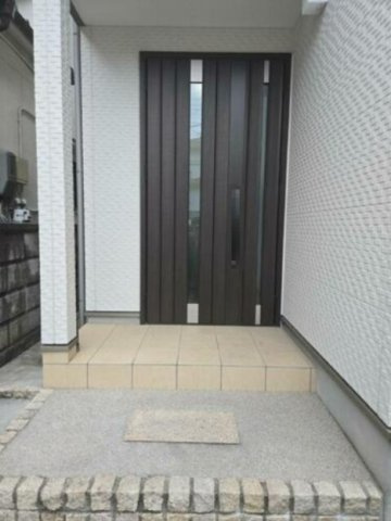 東山2丁目　中古一戸建ての玄関|■物件内覧・資金計画相談・住宅ローン相談、リフォーム相談、お問合せ受付中■
※当日・翌日のご内覧、ご相談はお電話でのお問合せがスムーズです！