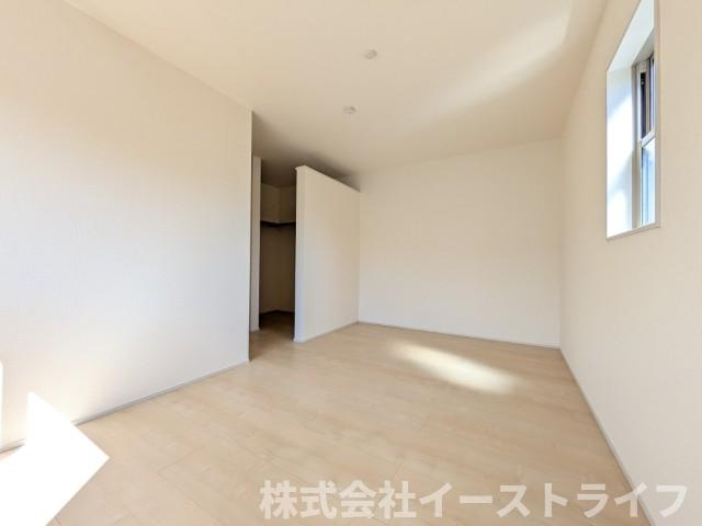 【新築戸建】　いわき市自由ヶ丘4期　長期優良住宅　全2棟の寝室|同社施工写真　フローリングのお部屋は耐久性があり傷がつきにくいので、一般的な使用ではメンテナンスはあまり必要ありません。また、汚れたらさっと拭き取るだけで、キレイな状態を保つことができます。