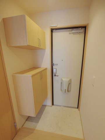 グランソレイユ西原　ひこの玄関