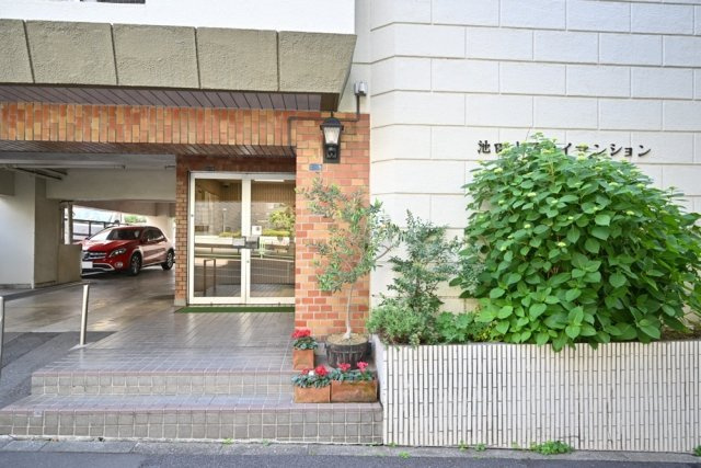 池田山スカイマンションのエントランス|毎日通るエントランスはこのようになっています
