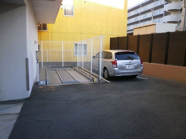 アンビックス・プリア茶屋ヶ坂の駐車場