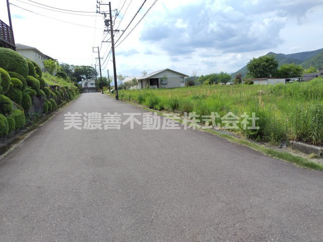 ６７０４２　岐阜市日野北４丁目土地の前面道路含む現地写真