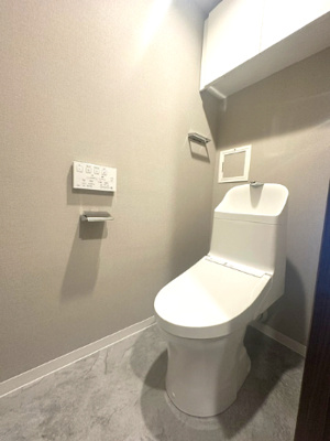 【トイレ】 | ラウンドスクエア吹田青葉丘 | 温水洗浄便座付のトイレで、冬の寒い時期でも快適！吊戸棚付きで、予備のペーパー類も問題なく収納できます。