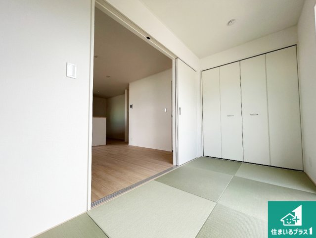 ●大和郡山市今国府町　第2期　新築一戸建ての和室|一室あると便利な和室は客間としてだけでなく、小さなお子様のプレイルームや食後のくつろぎスペースとしてもご利用いただけます。収納もついていますので大活躍間違いなし！