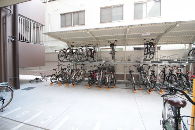 【その他共用部分】 | クローバー・グランデ昭和町 | 屋根付きの駐輪場