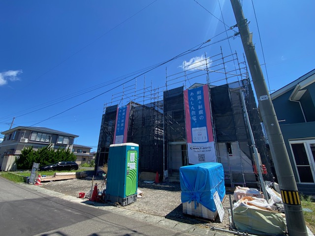 【新築戸建て】由利本荘市薬師堂第13　１号棟の前面道路含む現地写真