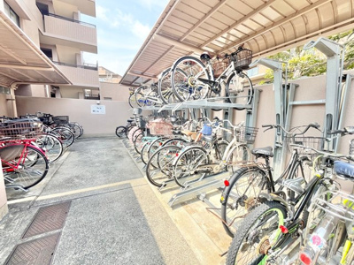 【駐輪場】 | ディオフェルティ豊中 | 現在ご返済中のカーローン・カードローン・教育ローンなどを住宅ローンに一本化したり、家具家電購入費用・引越し費用を住宅ローンと組み合わせるなど、お客さまにメリットの多い住宅ローンのご提案が可能です。