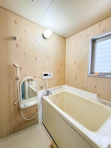 入間ビレジ10号棟の浴室|お子様とのバスタイムもゆったり楽しめる広々とした浴室スペース。明るく清潔感のある空間で、ご家族みんなが気持ちよく使用できます。一日の終わりにほっとひと息つける癒やしの空間です