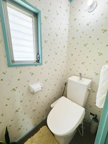 入間ビレジ10号棟のトイレ|清潔感あふれる快適なトイレ空間です。お手入れがしやすいシンプルなデザインで、日々の掃除もラクラク。ご家族はもちろん、ゲストにも心地よく使用していただける衛生的なレストルームです