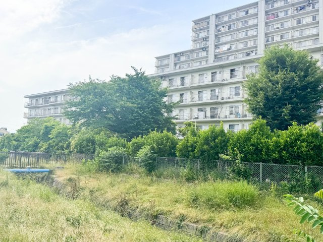 入間ビレジ10号棟のその他|陽当り良好なロケーションに位置する開放的なマンション外観。共用部を含め綺麗に維持管理されており、快適な住環境が保たれています。安心して新生活をスタートできる魅力的な住まいです。