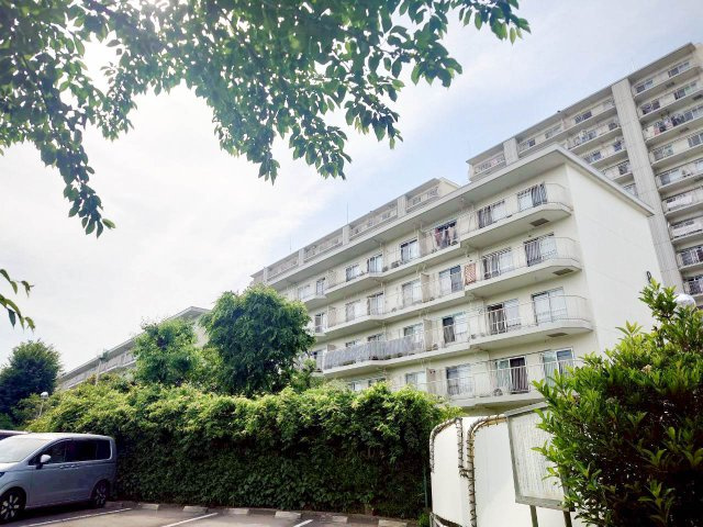 入間ビレジ10号棟の外観|地震や火災にも強い安心の建物構造です。落ち着きのある洗練されたフォルムで、毎日の帰宅を心地よく迎えてくれます。周辺環境も整い、快適な暮らしを実現します。