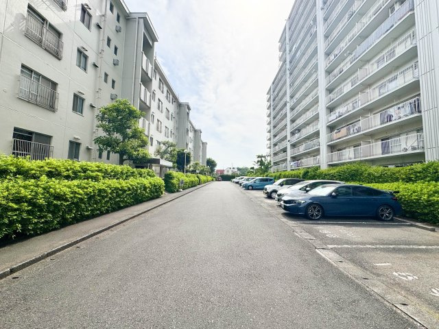 入間ビレジ10号棟のその他|敷地内にあるため防犯面でも安心感のある駐車エリアです。お車の出し入れがしやすく、毎日の通勤やお買い物もストレスフリー。お車をお持ちの方も安心して新生活をスタートしていただけます。