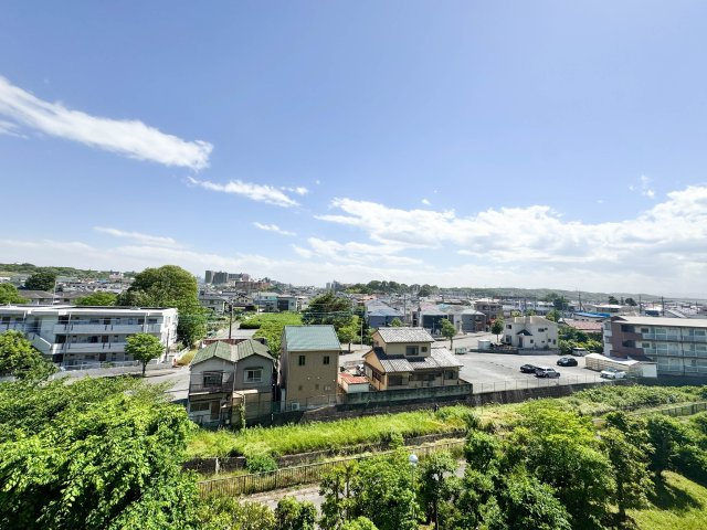 入間ビレジ10号棟の展望|【のびやかな眺望が広がる住まい】前方に高い建物がなく、爽やかな空をしっかりと仰ぐことができます。心地よい風が通り抜け、室内にも明るい光を届ける、魅力的なロケーションです