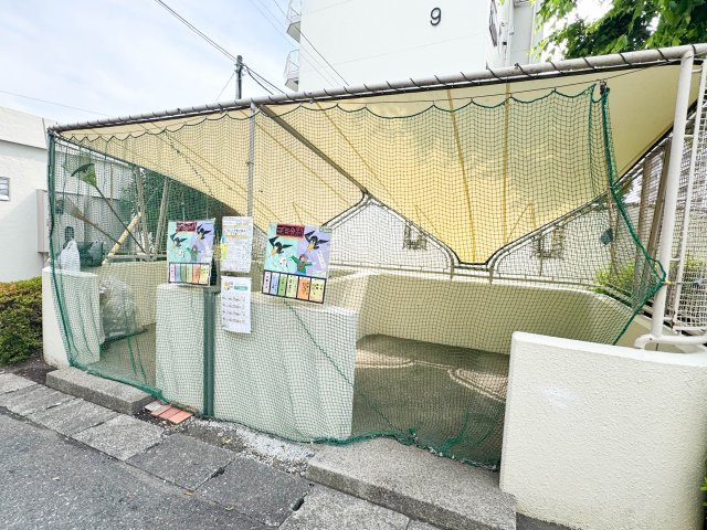 入間ビレジ10号棟のその他共用部分|【敷地内ゴミ置き場完備】綺麗に整頓された清潔感ある収集スペースです。お部屋からの移動も短く、毎日のゴミ出しがスムーズに。住まう方が快適に過ごせるよう配慮された安心の共用施設です。