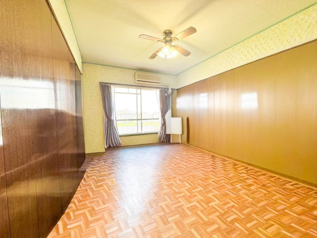 入間ビレジ10号棟の洋室|家具配置がしやすいシンプルな形状の洋室です。お子様のお部屋や書斎、趣味の作業スペースなど、ライフスタイルに合わせて柔軟にご活用いただけます。プライベートな時間を快適に過ごせる空間です。