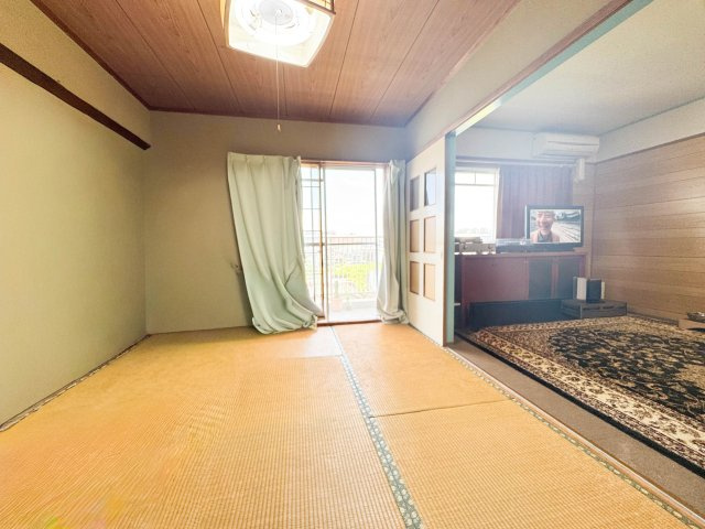 入間ビレジ10号棟の和室|リビングと隣接した使い勝手の良い和室空間。押し入れ収納を備えており、布団や季節物の整理もスムーズです。客間としてはもちろん、キッズスペースや作業部屋など多目的に活躍します