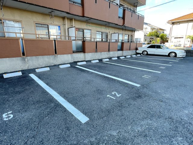 ファミール光の駐車場