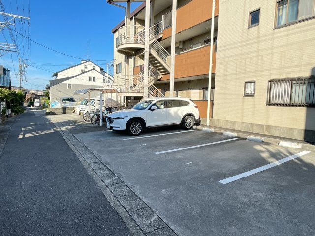 ファミール光の駐車場