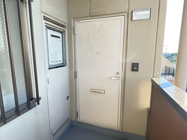 ファミール光の玄関
