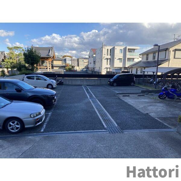 アルカディア箕輪の駐車場