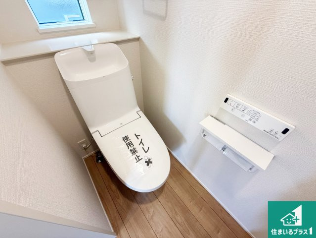 ◆大阪狭山市西山台　第1期　新築一戸建てのトイレ|1・2階の2ヶ所にあるので、朝の忙しい時間の順番待ちもなく、深夜の利用にも大変便利です。